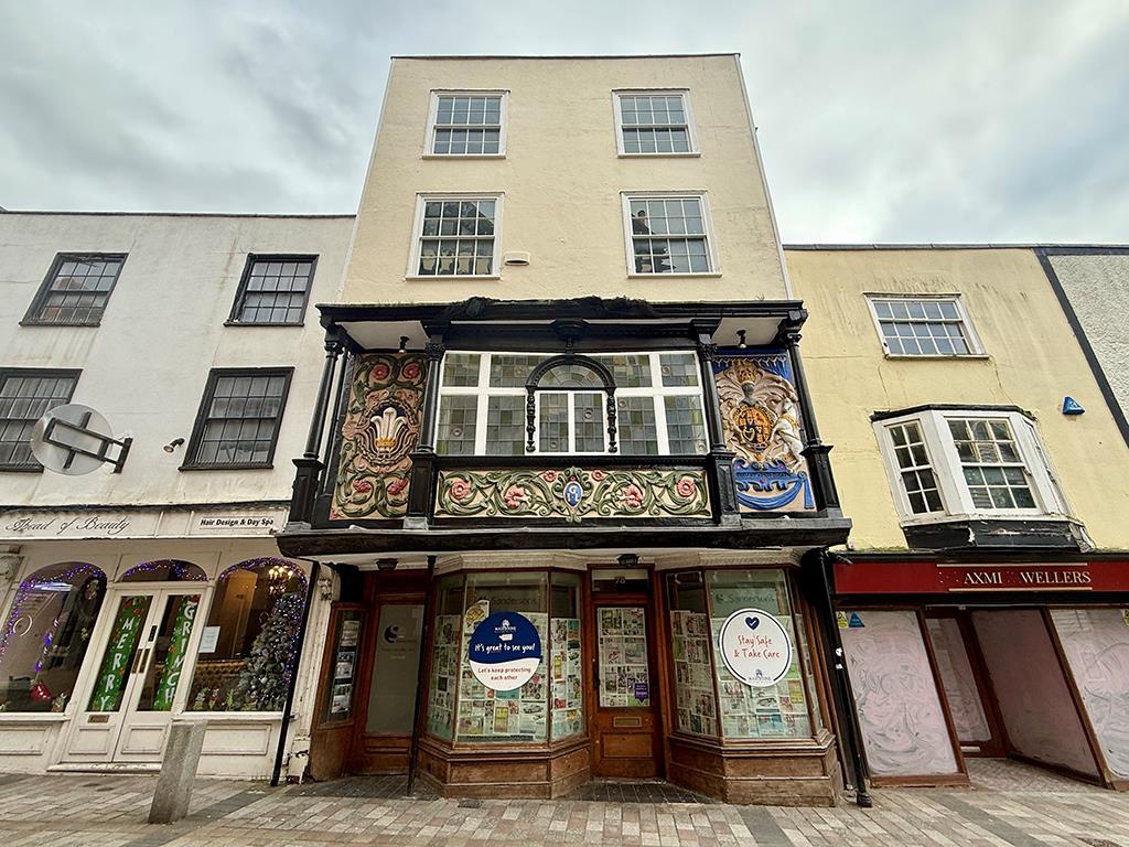 Lot: 31 - UPPER PARTS WITH POTENTIAL AND LARGE HARDSTANDING TO REAR - Vacant upper parts in town centre